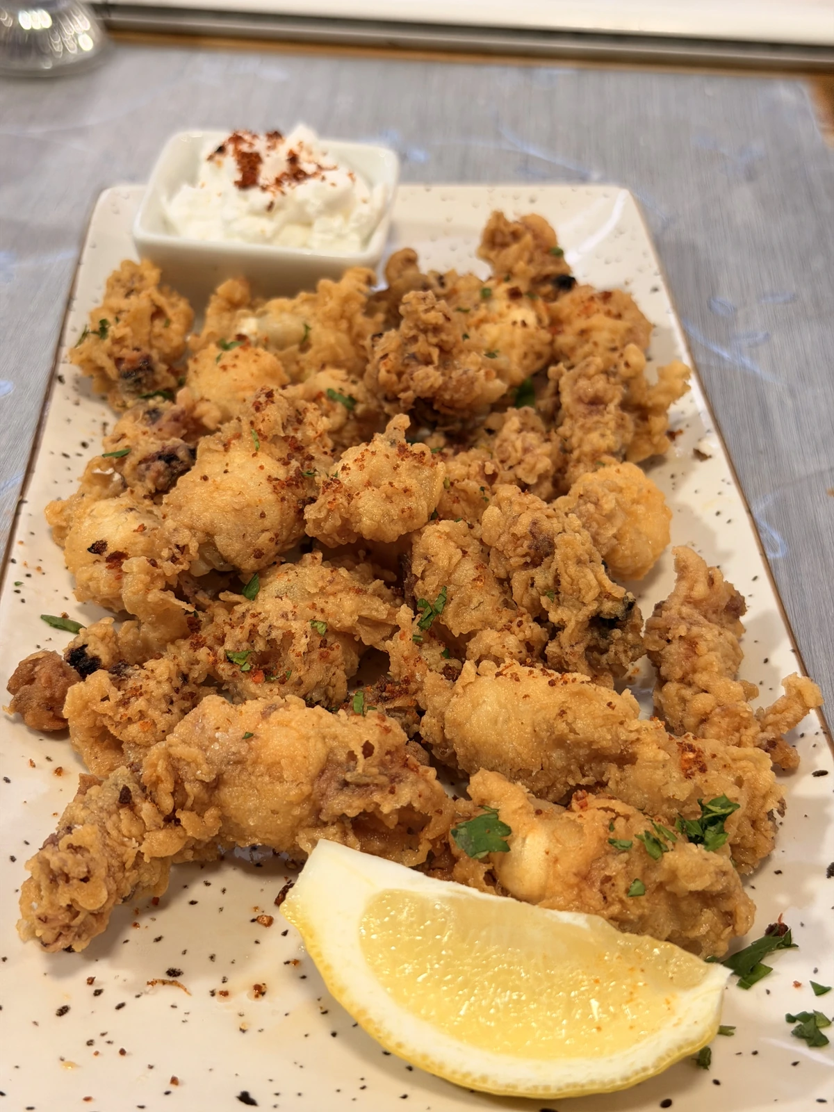 Chipirones fritos con salsa de yuzu
