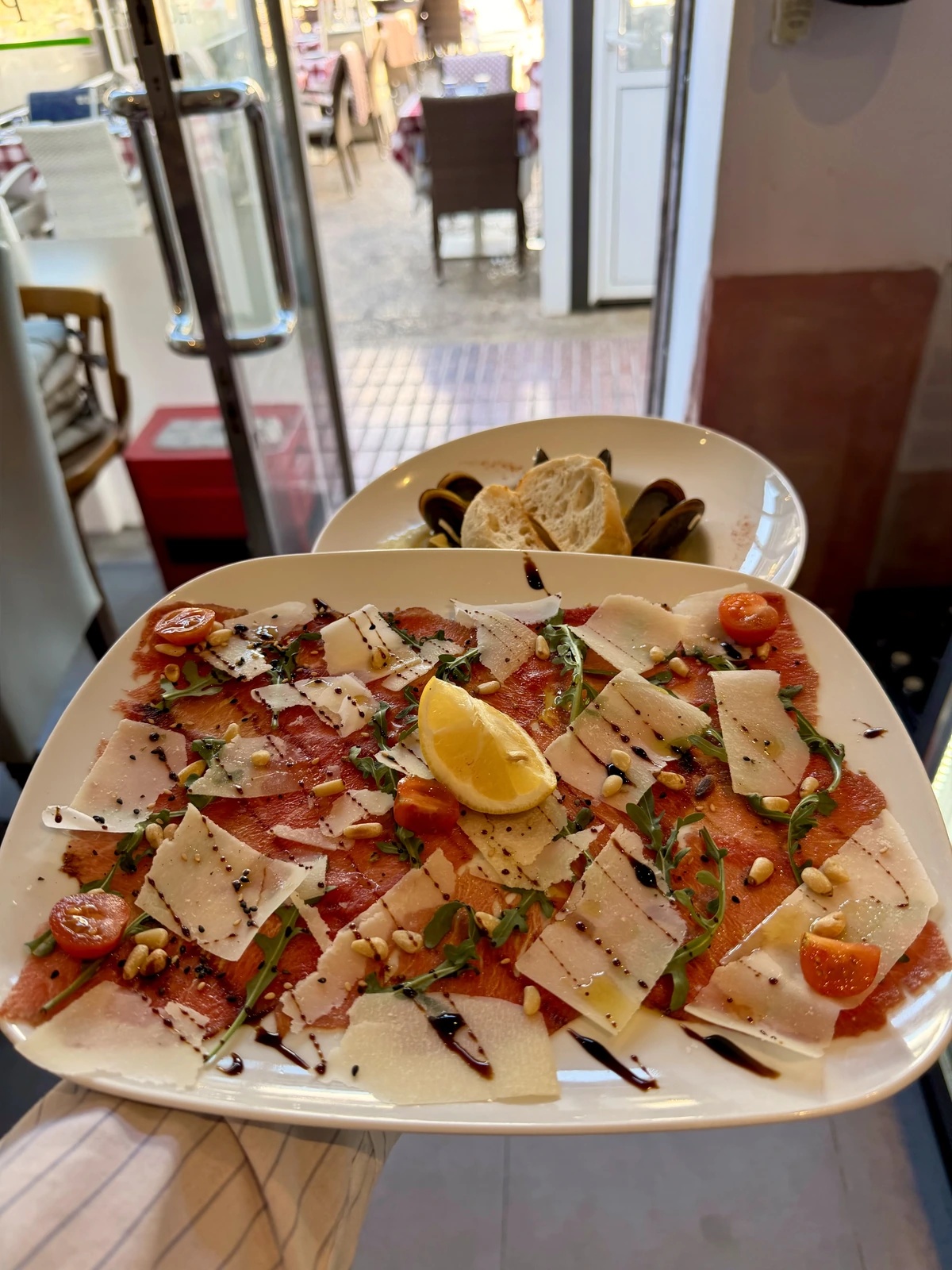 Carpaccio de ternera con rúcula y parmesano