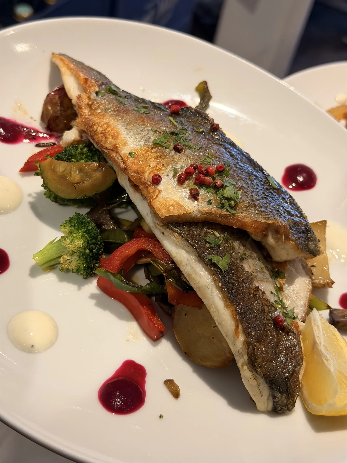 Lubina a la plancha con verduras salteadas