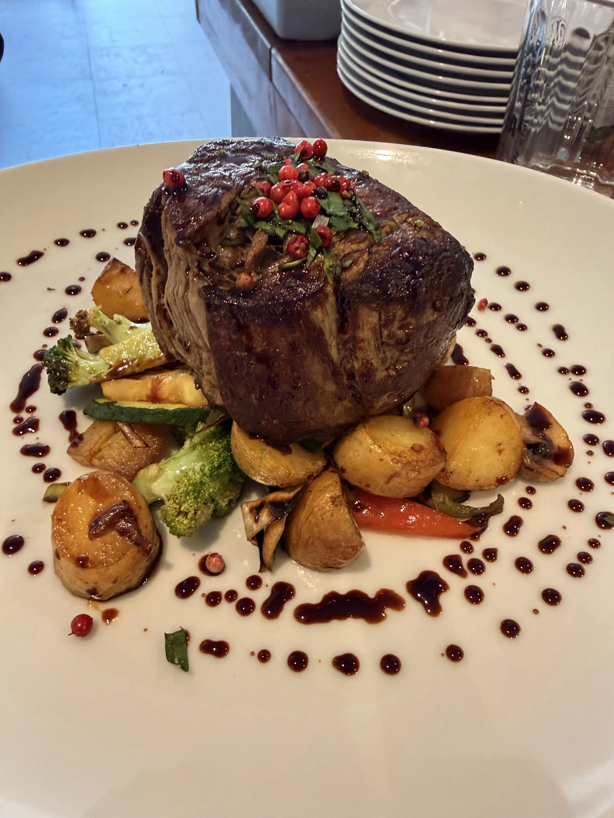 Solomillo de ternera con verduras y patatas